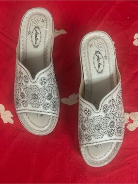 Atalina Sandals Embellished Wedge Floral Embroidered Sz 9